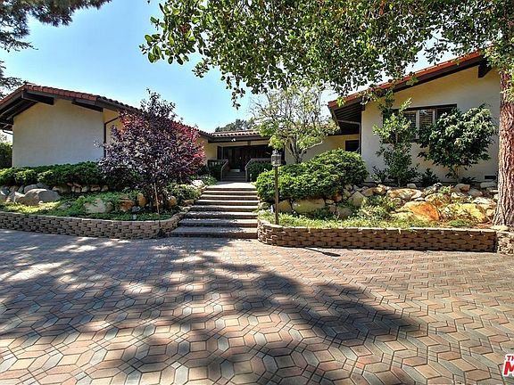 3rd image of 120 Summit Ln