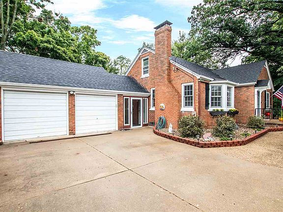 3rd image of 1611 E Crestwood Dr