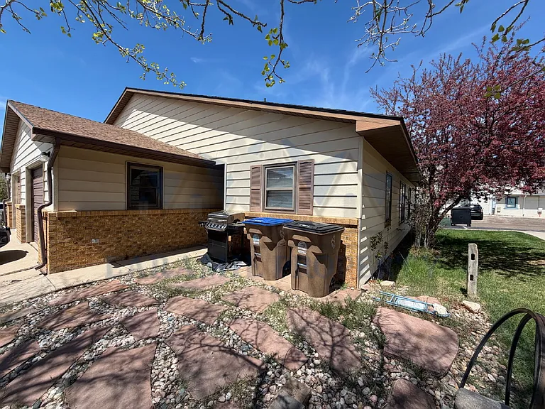 1905 Alsop Ln — Photo 3