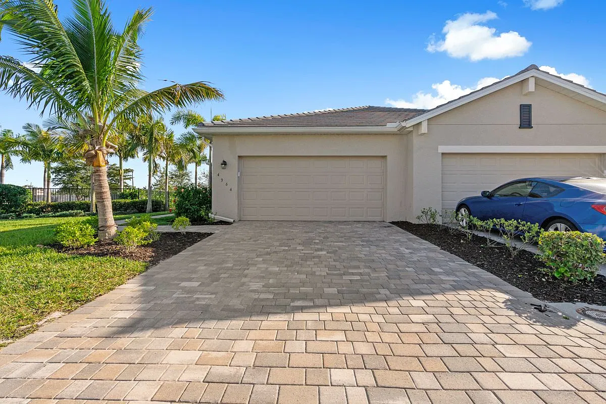 2 bed, 2.0 bath, 1561 sqft, $1,999 — Photo 1