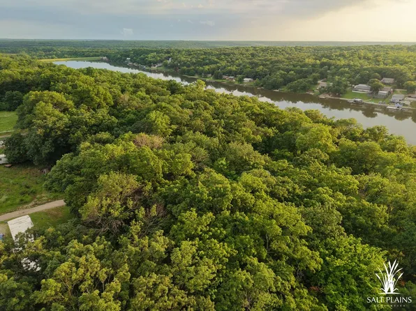 8 E Lakeview Rd, Mapleton, KS 66754