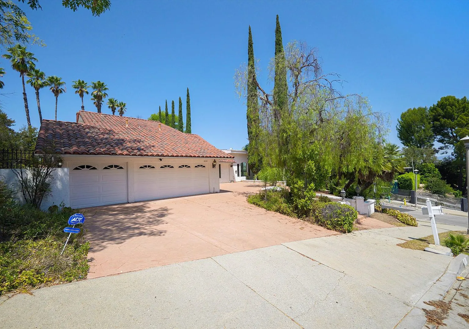 Prestigious Lake Encino Pool Home — Photo 2