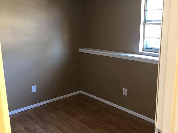3rd image of 305 NE Westwind Dr APT A