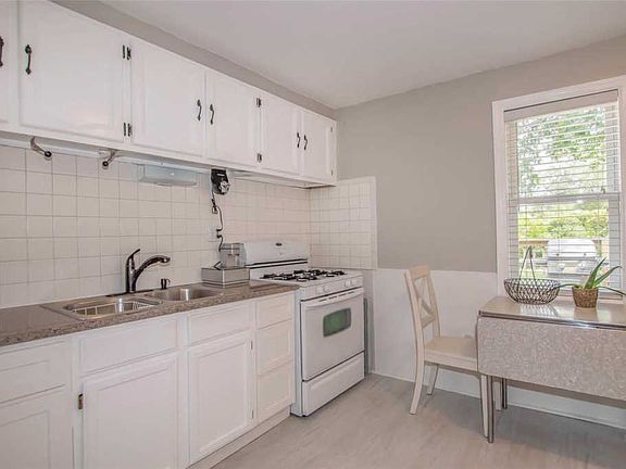 5th image of 208 La Motte Ln