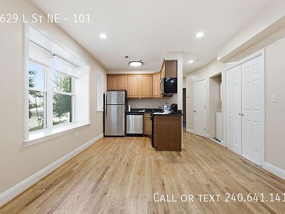 3rd image of 1629 L St NE APT 101