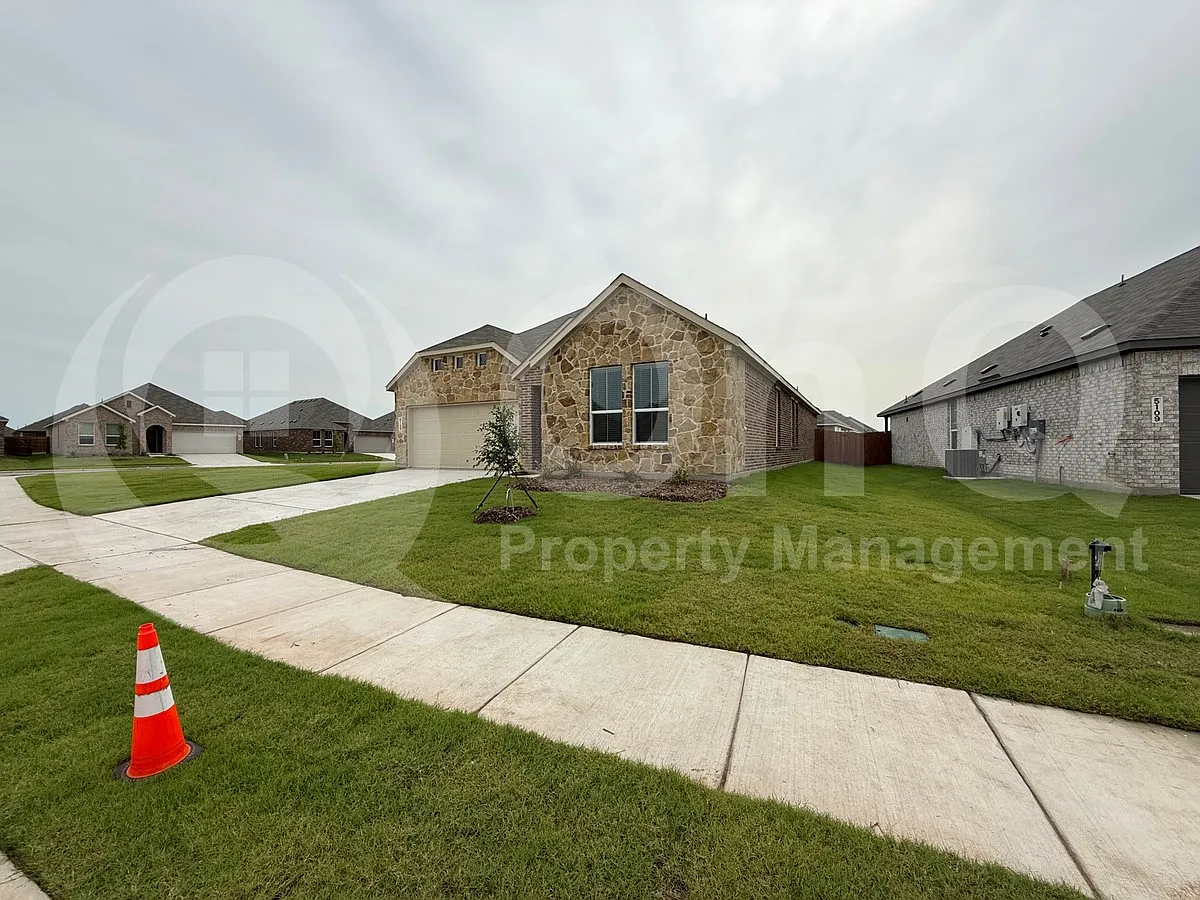4 bed, 2.0 bath, 2062 sqft, $2,249 — Photo 3