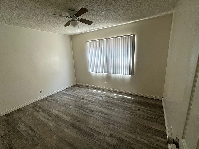 331 E Live Oak St — Photo 32