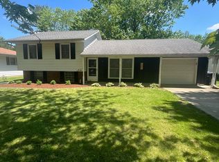 1207 Sandburg Dr, Bloomington, IL 61704