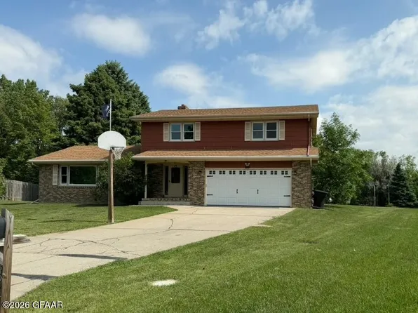 3215 Lord Cir, Grand Forks, ND 58201