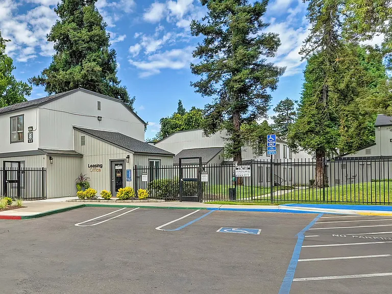 The Redwoods Apartments — Photo 30