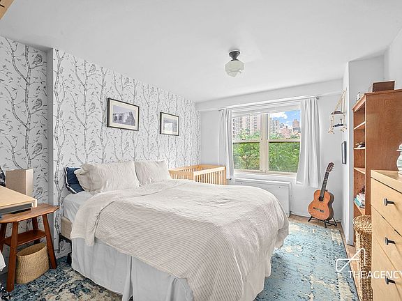 4th image of 305 E 24th St APT 4D