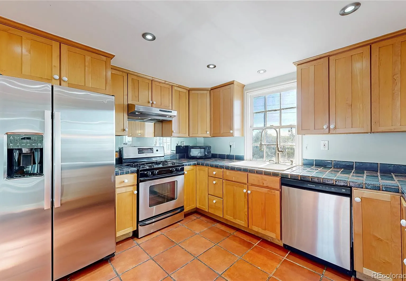 3 bed, 2.0 bath, 1814 sqft, $3,356 — Photo 2