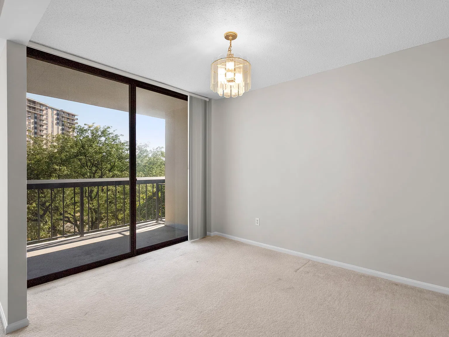 1 bed, 870 sqft, $1,899 — Photo 3