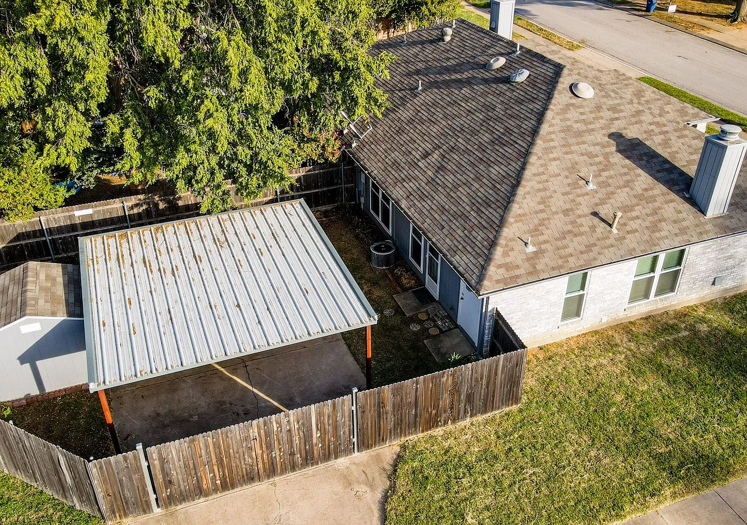 Cozy Duplex with Fireplace, Covered Carport & Private Driveway — Photo 3