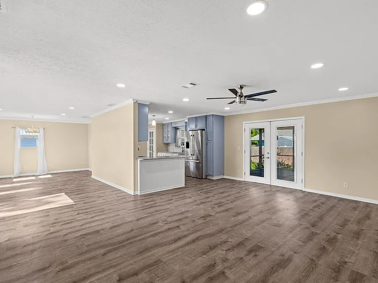327 Shasta St — Photo 10