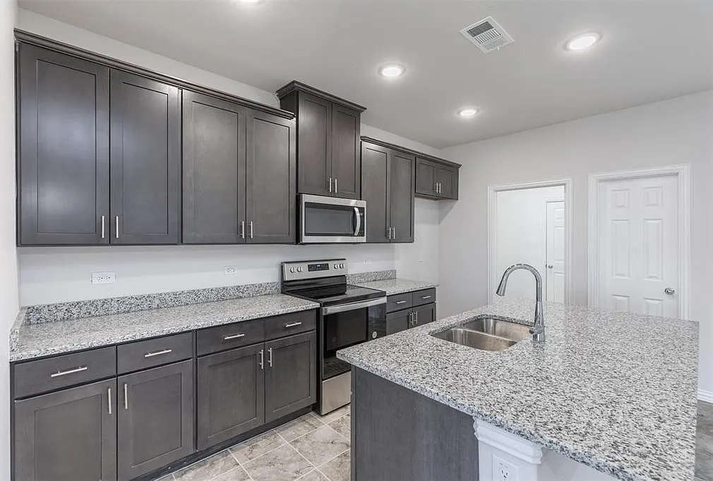 4 bed, 3.5 bath, 2668 sqft, $2,550 — Photo 4