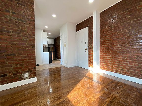 2nd image of 3111 Crescent St #4D