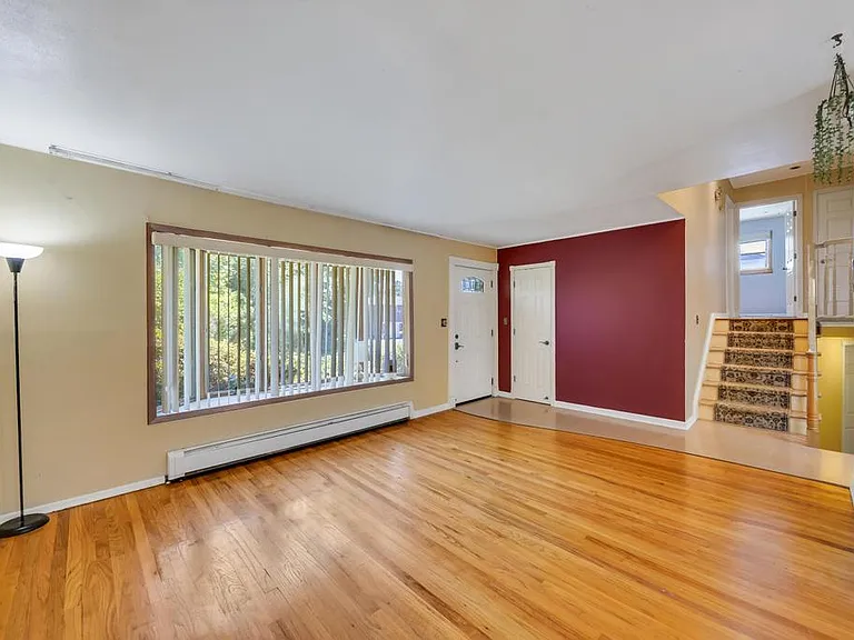 20 Switzerland Rd — Photo 3