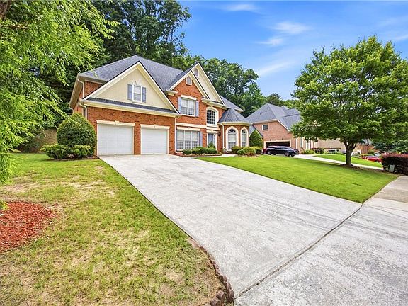 2nd image of 1345 Cresthaven Ln