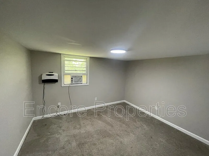 3 bed, 1.0 bath, 1200 sqft, $1,100 — Photo 3