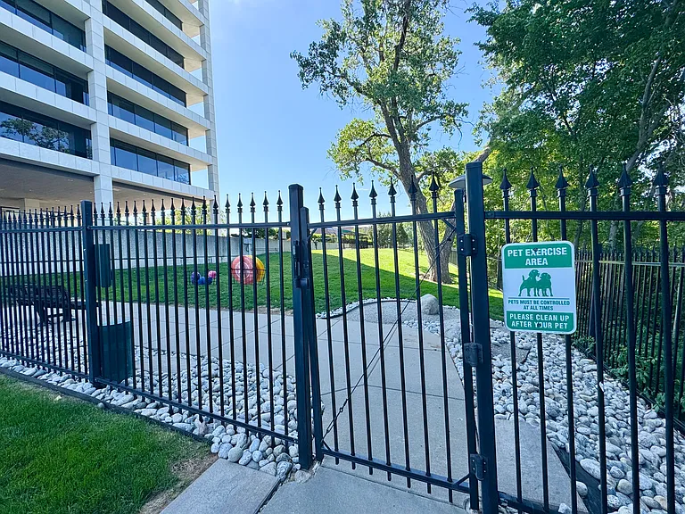 700 W 31st St #404 — Photo 35