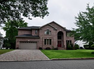 138 Village Cir W, Paramus, NJ 07652