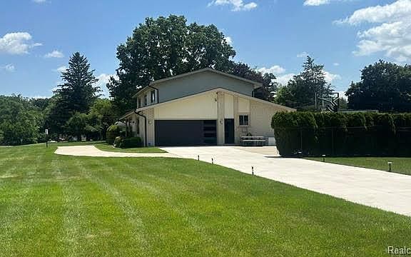 3rd image of 23345 Thorncliffe St