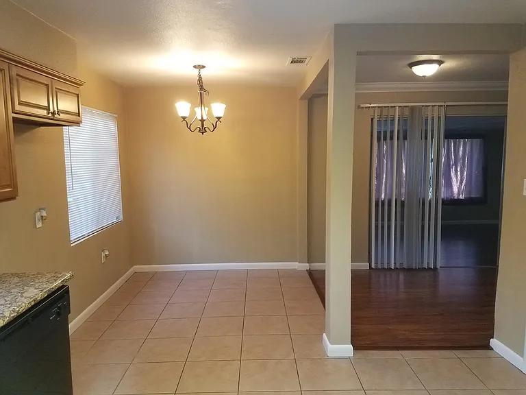 314 W Pearl Ave — Photo 4