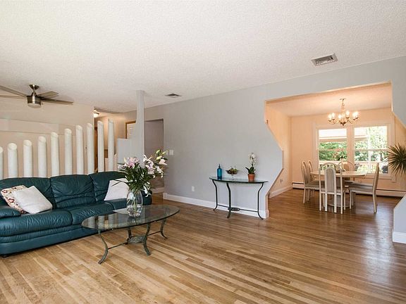 3rd image of 16 Moulton Cir