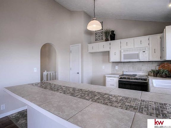5th image of 15439 Farnam Cir