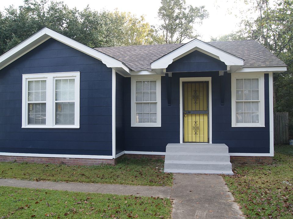 Front view of 3492 Delaware Street showcasing the main entrance, lawn, and exterior condition of the house