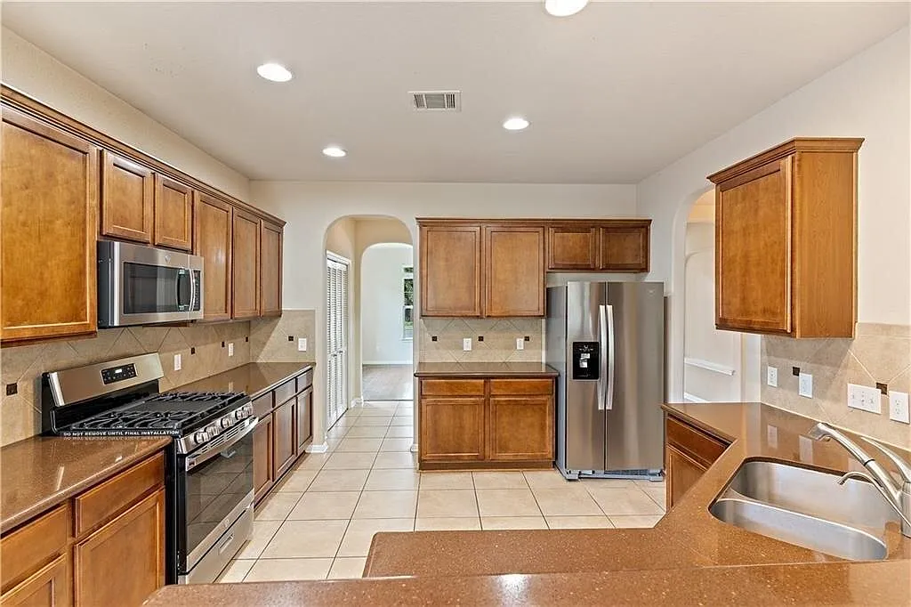 4 bed, 3.5 bath, 2921 sqft, $2,899 — Photo 2