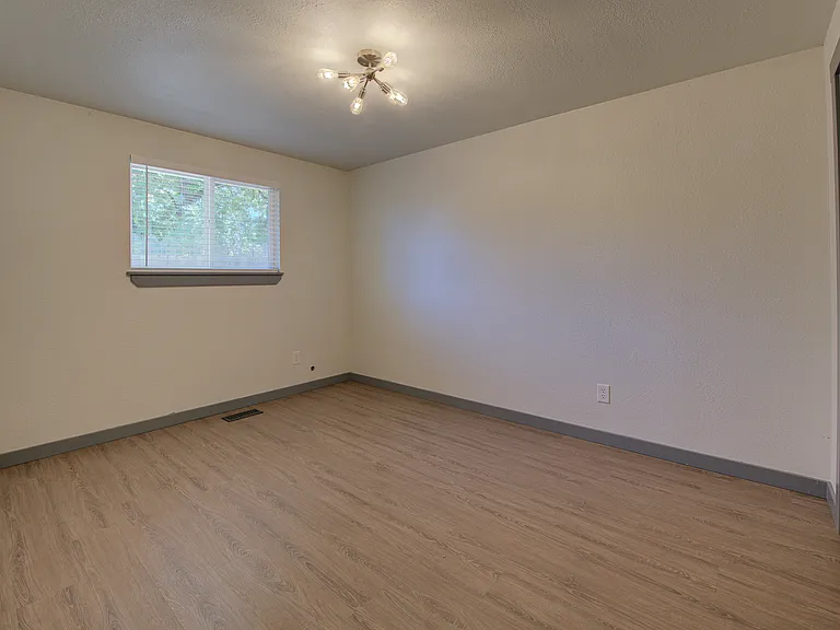 2034 S Division Ave — Photo 28