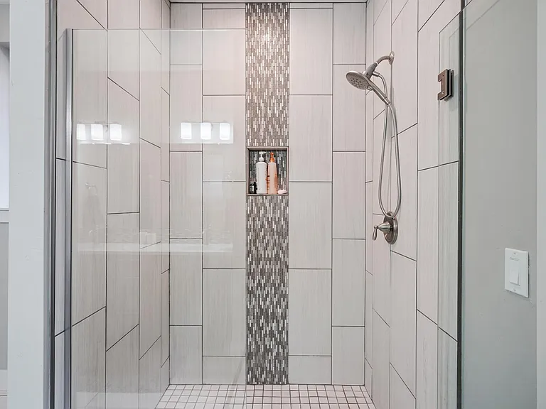 2247 NE Indigo Ln — Photo 27