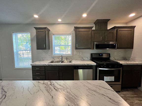 5th image of 919 W Hubbard Ave