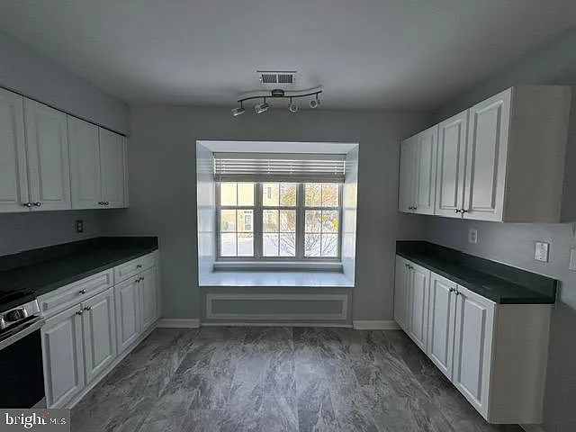 2459 Wentworth Dr — Photo 2