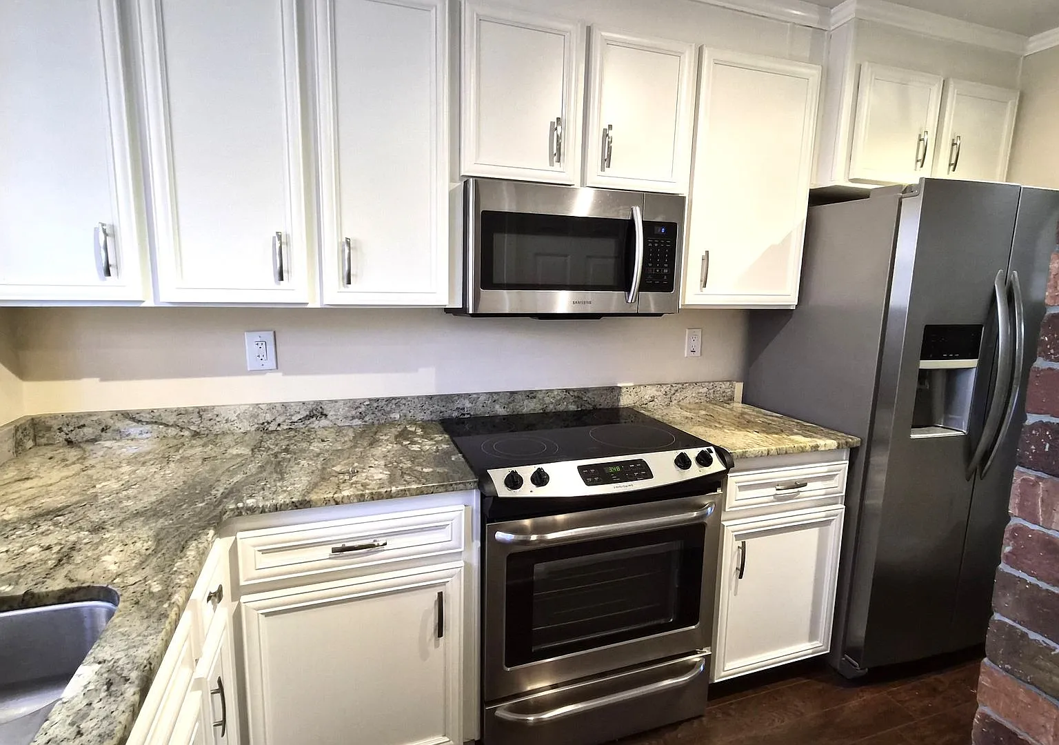 Great Two Bedroom Townhouse Convenient to Downtown Greenville! — Photo 3