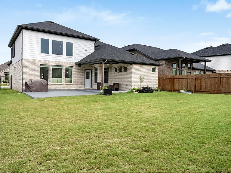 300 Hollister Dr — Photo 34
