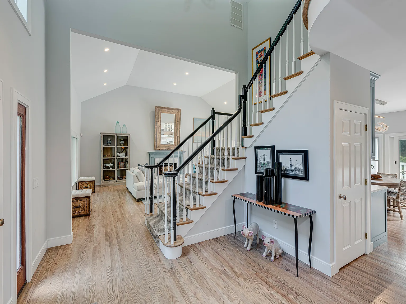 Stunning Renovated Southampton Retreat with Pool and Tennis — Photo 4