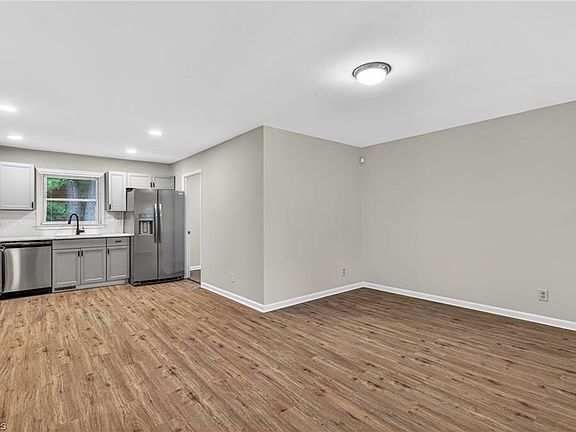 5th image of 828 Holt Ave