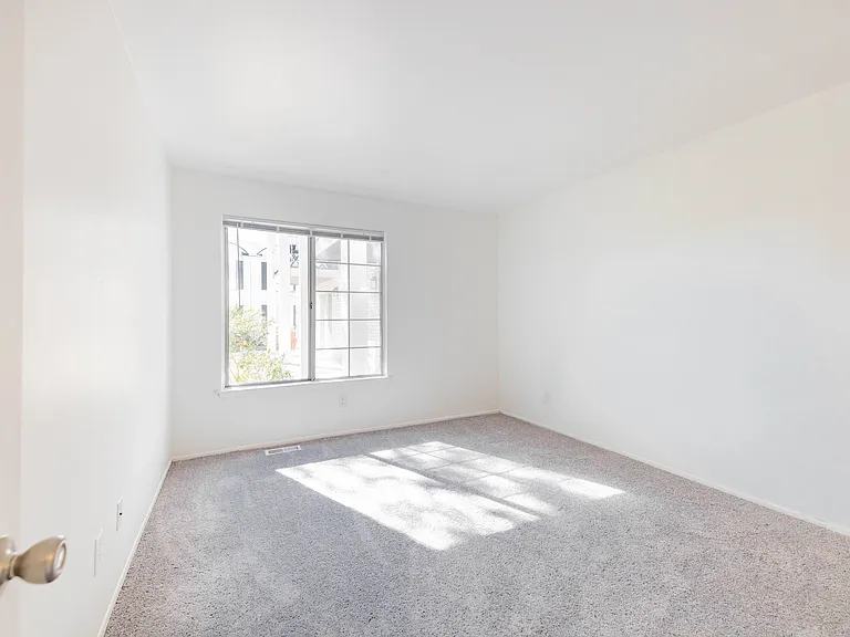 Knollwood Village Apartments — Photo 35