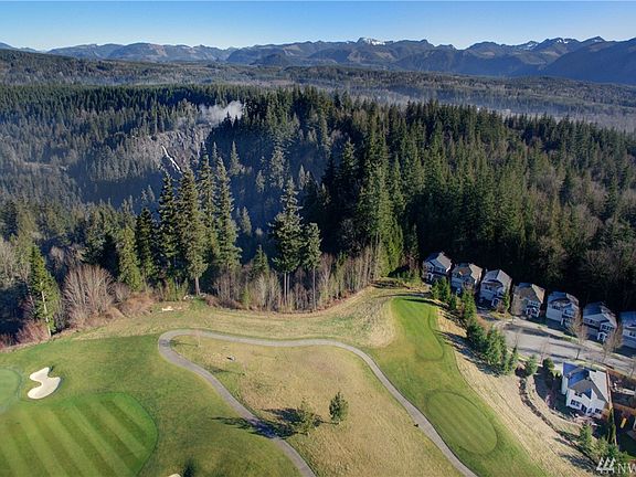 Moments away from the famous Salish lodge and Snoqualmie Falls. 
