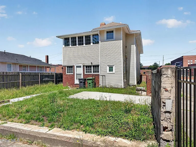 1102 Phillips St — Photo 35