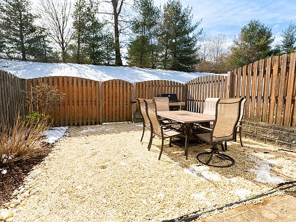 3rd image of 40 Dogwood Ct