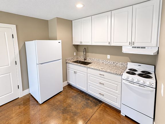 3rd image of 4108 Thunderbird Ave #B
