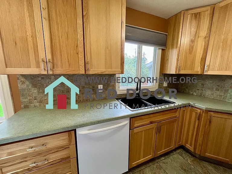 2213 4th St NE — Photo 11