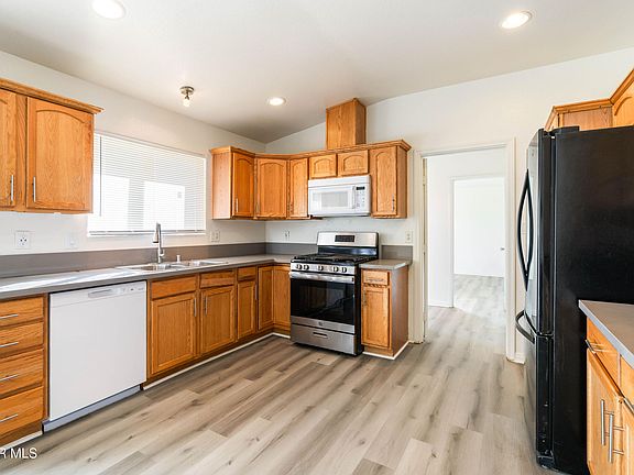 5th image of 8570 Oleander Ave