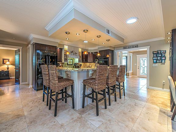 Kitchen with Breakfast Bar