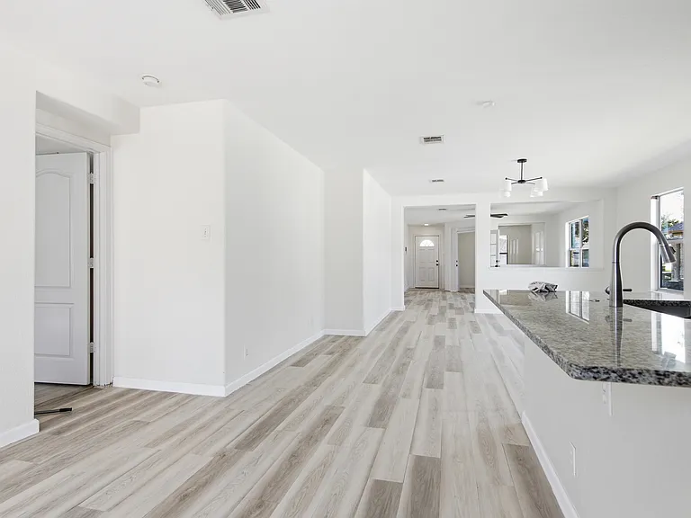 110 Capistrano Dr — Photo 4