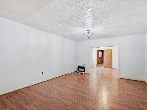 2nd image of 915 Dawson St